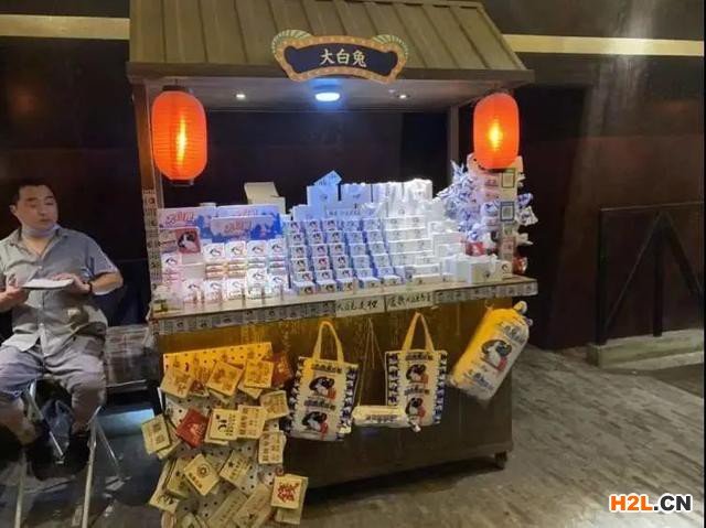 “大白兔”還是“人白免”？小心買到山寨版大白兔唇膏！